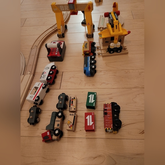 Trains (mostly Brio) and train tracks - Picture 8 of 11